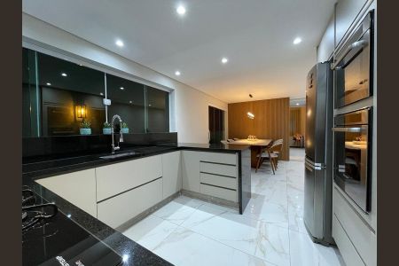 Casa para alugar com 380m², 6 quartos e 1 vaga Casa para alugar com 380m², 6 quartos e 1 vagaCozinha