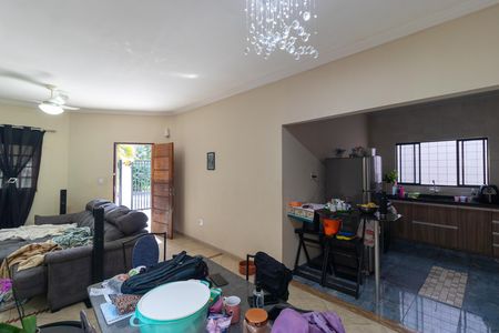 Casa à venda com 136m², 3 quartos e 3 vagas Casa à venda com 136m², 3 quartos e 3 vagasSalas