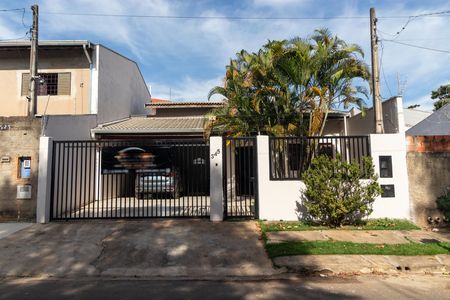 Casa à venda com 136m², 3 quartos e 3 vagas Casa à venda com 136m², 3 quartos e 3 vagasFachada