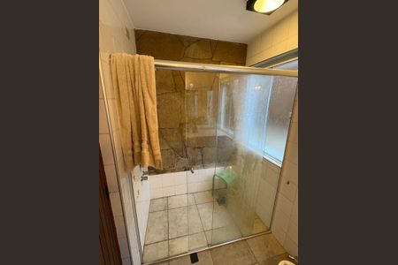 Casa à venda com 608m², 4 quartos e 4 vagas Casa à venda com 608m², 4 quartos e 4 vagasBanheiro