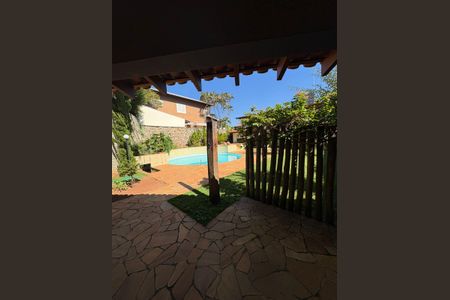 Casa à venda com 608m², 4 quartos e 4 vagas Casa à venda com 608m², 4 quartos e 4 vagasÁrea externa