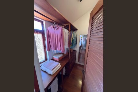 Casa à venda com 608m², 4 quartos e 4 vagas Casa à venda com 608m², 4 quartos e 4 vagasCloset