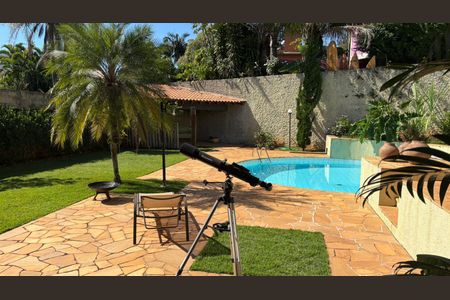 Casa à venda com 608m², 4 quartos e 4 vagas Casa à venda com 608m², 4 quartos e 4 vagasÁrea externa