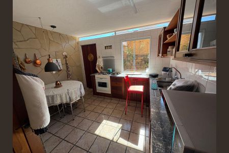 Casa à venda com 608m², 4 quartos e 4 vagas Casa à venda com 608m², 4 quartos e 4 vagasCozinha