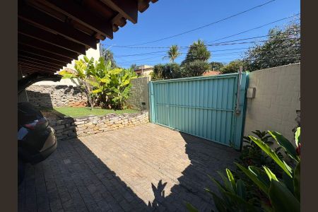 Casa à venda com 608m², 4 quartos e 4 vagas Casa à venda com 608m², 4 quartos e 4 vagasÁrea externa