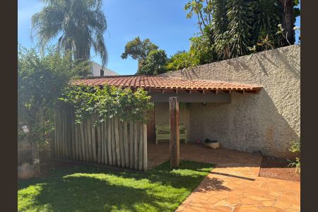Casa à venda com 608m², 4 quartos e 4 vagas Casa à venda com 608m², 4 quartos e 4 vagasÁrea externa