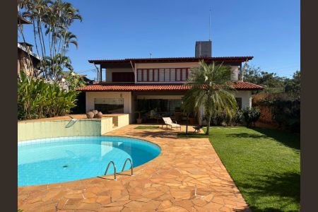 Casa à venda com 608m², 4 quartos e 4 vagas Casa à venda com 608m², 4 quartos e 4 vagasÁrea externa