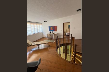 Casa à venda com 608m², 4 quartos e 4 vagas Casa à venda com 608m², 4 quartos e 4 vagasSala