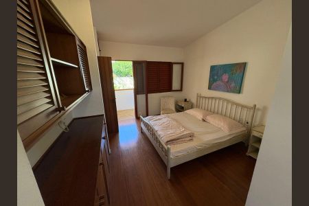 Casa à venda com 608m², 4 quartos e 4 vagas Casa à venda com 608m², 4 quartos e 4 vagasQuarto