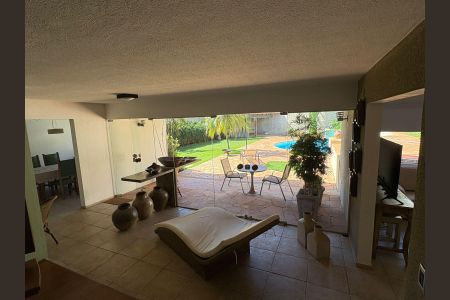 Casa à venda com 608m², 4 quartos e 4 vagas Casa à venda com 608m², 4 quartos e 4 vagasSala