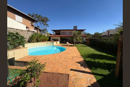 Casa à venda com 608m², 4 quartos e 4 vagas Casa à venda com 608m², 4 quartos e 4 vagasÁrea externa