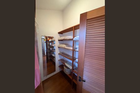 Casa à venda com 608m², 4 quartos e 4 vagas Casa à venda com 608m², 4 quartos e 4 vagasCloset