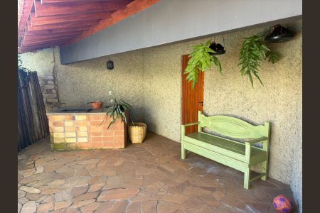 Casa à venda com 608m², 4 quartos e 4 vagas Casa à venda com 608m², 4 quartos e 4 vagasÁrea externa