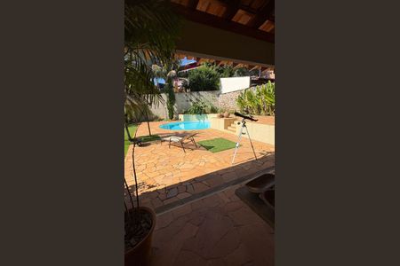 Casa à venda com 608m², 4 quartos e 4 vagas Casa à venda com 608m², 4 quartos e 4 vagasÁrea externa