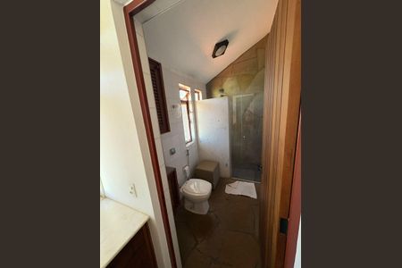 Casa à venda com 608m², 4 quartos e 4 vagas Casa à venda com 608m², 4 quartos e 4 vagasBanheiro