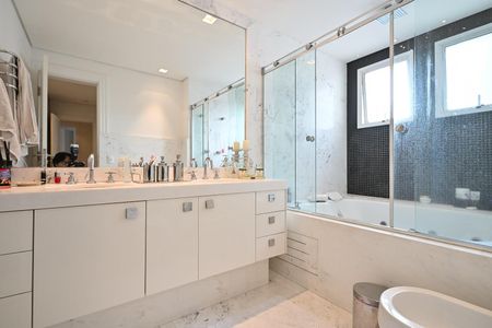 Apartamento à venda com 260m², 3 quartos e 4 vagasBanheiro 2 da  Suíte 1