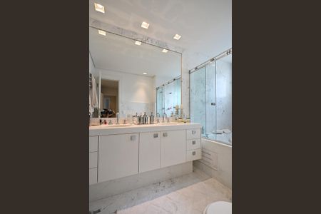 Apartamento à venda com 260m², 3 quartos e 4 vagasBanheiro 2 da  Suíte 1