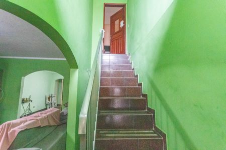 Casa à venda com 180m², 2 quartos e 2 vagas Casa à venda com 180m², 2 quartos e 2 vagasEscada