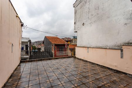 Casa à venda com 180m², 2 quartos e 2 vagas Casa à venda com 180m², 2 quartos e 2 vagasTerraço