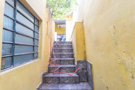 Casa à venda com 180m², 2 quartos e 2 vagas Casa à venda com 180m², 2 quartos e 2 vagasEscada para áre de serviço