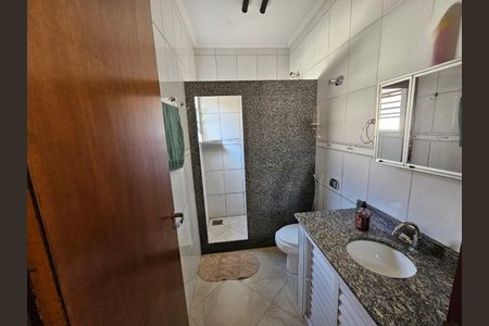 Casa à venda com 200m², 3 quartos e 5 vagas Casa à venda com 200m², 3 quartos e 5 vagasBanheiro