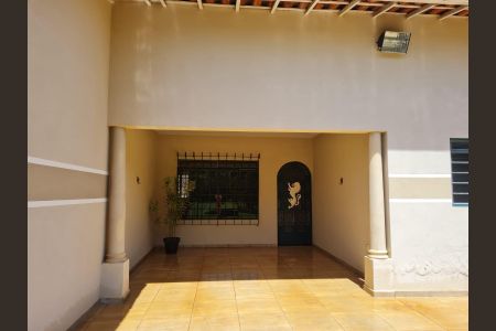 Casa à venda com 200m², 3 quartos e 5 vagas Casa à venda com 200m², 3 quartos e 5 vagasÁrea externa