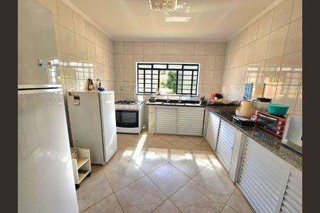 Casa à venda com 200m², 3 quartos e 5 vagas Casa à venda com 200m², 3 quartos e 5 vagasCozinha