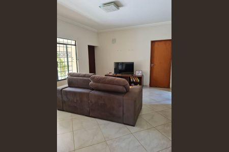 Casa à venda com 200m², 3 quartos e 5 vagas Casa à venda com 200m², 3 quartos e 5 vagasSala