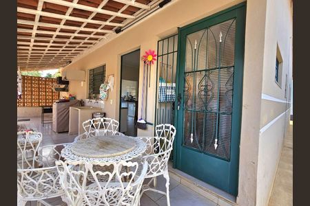 Casa à venda com 200m², 3 quartos e 5 vagas Casa à venda com 200m², 3 quartos e 5 vagasÁrea externa