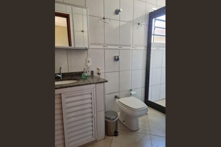 Casa à venda com 200m², 3 quartos e 5 vagas Casa à venda com 200m², 3 quartos e 5 vagasBanheiro