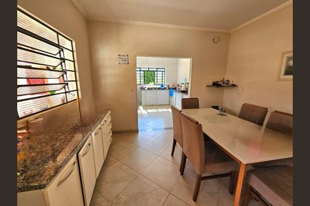 Casa à venda com 200m², 3 quartos e 5 vagas Casa à venda com 200m², 3 quartos e 5 vagasCozinha