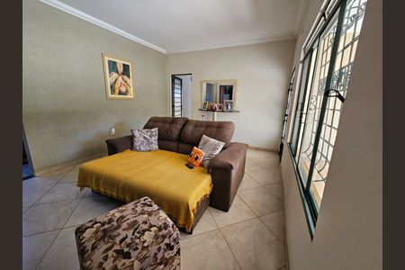 Casa à venda com 200m², 3 quartos e 5 vagas Casa à venda com 200m², 3 quartos e 5 vagasSala