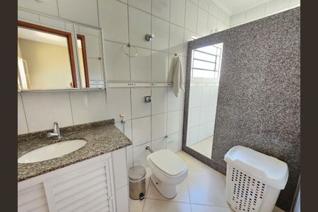Casa à venda com 200m², 3 quartos e 5 vagas Casa à venda com 200m², 3 quartos e 5 vagasBanheiro