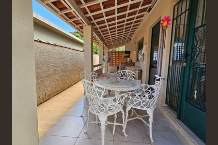 Casa à venda com 200m², 3 quartos e 5 vagas Casa à venda com 200m², 3 quartos e 5 vagasÁrea externa