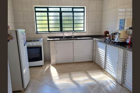 Casa à venda com 200m², 3 quartos e 5 vagas Casa à venda com 200m², 3 quartos e 5 vagasCozinha