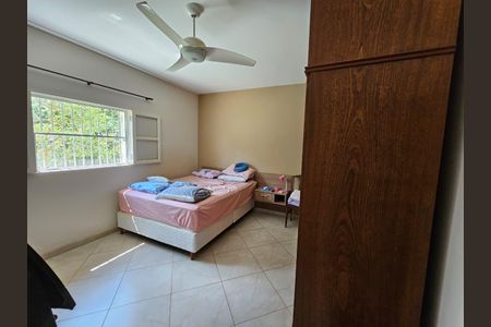 Casa à venda com 200m², 3 quartos e 5 vagas Casa à venda com 200m², 3 quartos e 5 vagasQuarto