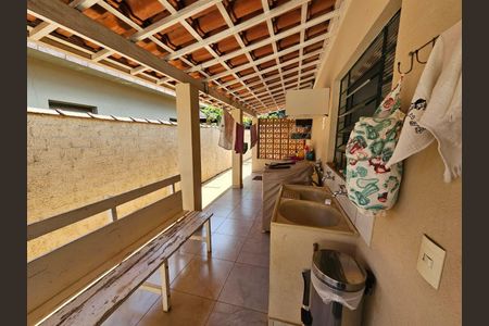 Casa à venda com 200m², 3 quartos e 5 vagas Casa à venda com 200m², 3 quartos e 5 vagasÁrea externa