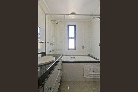 Apartamento à venda com 217m², 3 quartos e 4 vagas Apartamento à venda com 217m², 3 quartos e 4 vagasBanheiro da Suíte 1