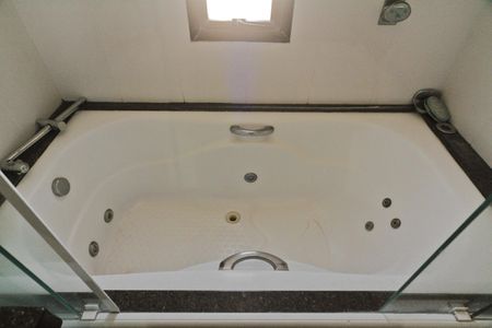 Apartamento à venda com 217m², 3 quartos e 4 vagas Apartamento à venda com 217m², 3 quartos e 4 vagasBanheiro da Suíte 1