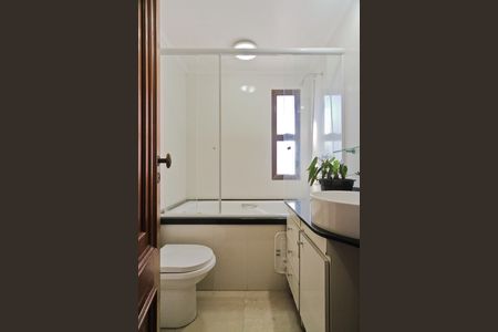 Apartamento à venda com 217m², 3 quartos e 4 vagas Apartamento à venda com 217m², 3 quartos e 4 vagasBanheiro da Suíte 2