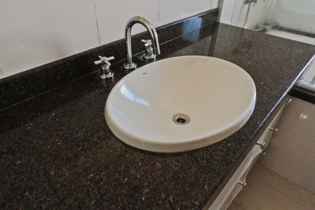 Apartamento à venda com 217m², 3 quartos e 4 vagas Apartamento à venda com 217m², 3 quartos e 4 vagasBanheiro da Suíte 1
