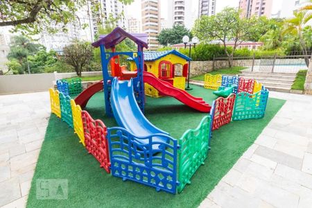 Apartamento à venda com 217m², 3 quartos e 4 vagas Apartamento à venda com 217m², 3 quartos e 4 vagasÁrea comum - Playground