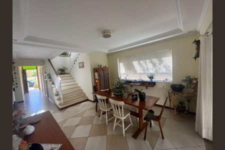 Casa de condomínio à venda com 260m², 4 quartos e sem vaga
