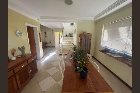 Casa de condomínio à venda com 260m², 4 quartos e sem vaga