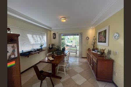 Casa de condomínio à venda com 260m², 4 quartos e sem vaga