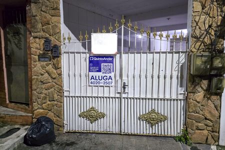 Casa para alugar com 80m², 2 quartos e 1 vaga Casa para alugar com 80m², 2 quartos e 1 vagaFachada + placa