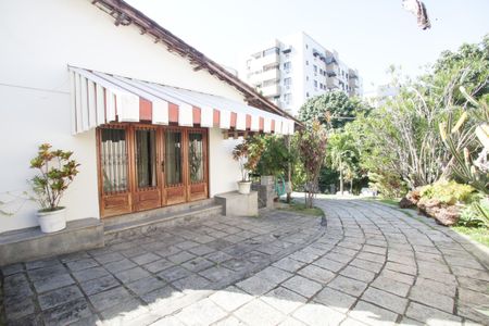 Casa para alugar com 285m², 3 quartos e 5 vagasLateral da Casa