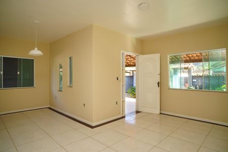 Sala de casa de condomínio para alugar com 3 quartos, 525m² em Itaipuaçu, Maricá