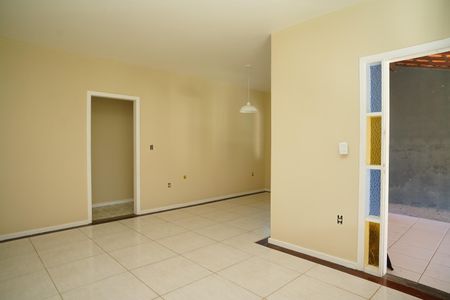 Sala de casa de condomínio para alugar com 3 quartos, 525m² em Itaipuaçu, Maricá