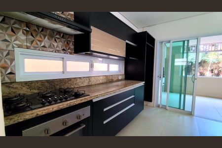 Casa de condomínio para alugar com 250m², 4 quartos e 4 vagas